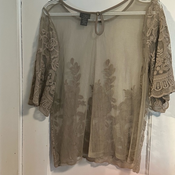Alloy tan sheer embroidered short sleeve top.  Size M. - Picture 1 of 3